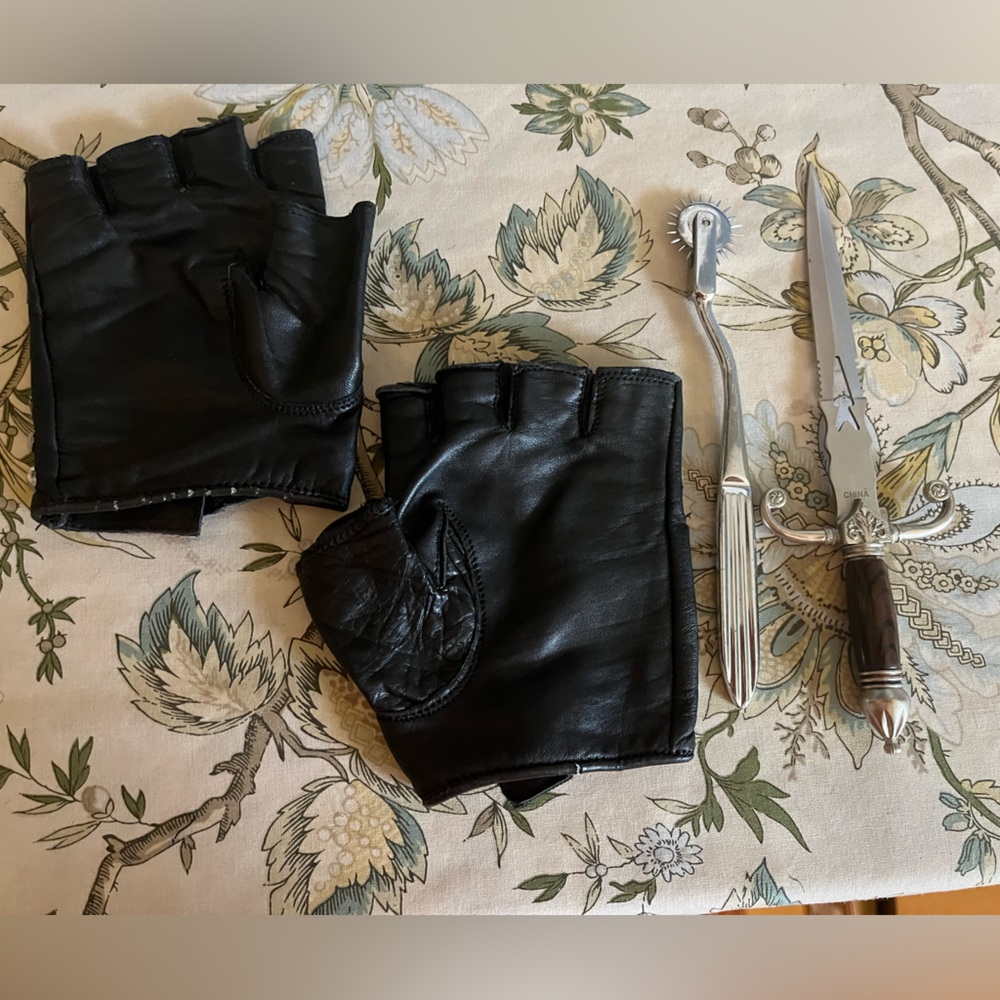 Excellent black spanking gloves